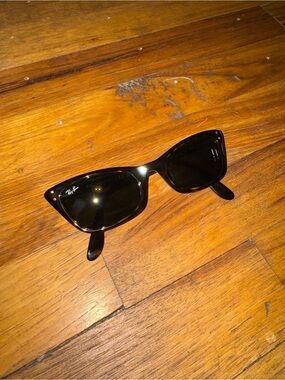 Ray-Ban Black Cat-Eye Sunglasses with Dark Lenses lady Burbank 52/20